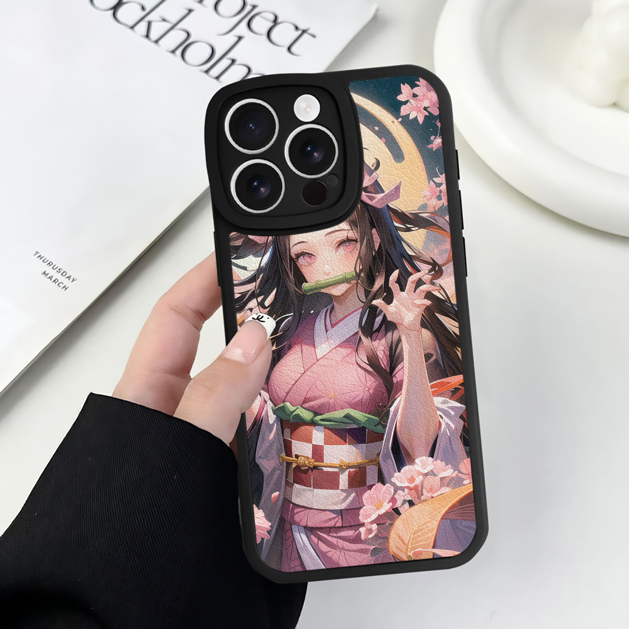 （画像用） 鬼滅の刃（きめつのやいば）竈門 禰󠄀豆子／かまど ねずこ Kamado Nezuko 【iPhone 16シリーズ対応】シリコンスマホケース（レザー調） 材質：シリコン